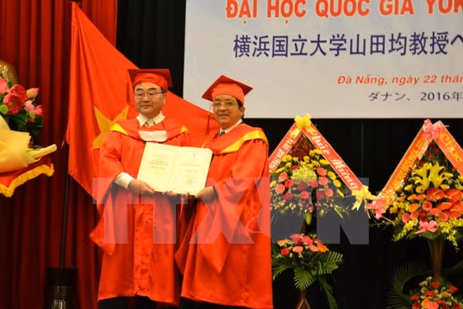 Remise du titre de docteur honoris causa ​au professeur Hitoshi Yamada ảnh 1