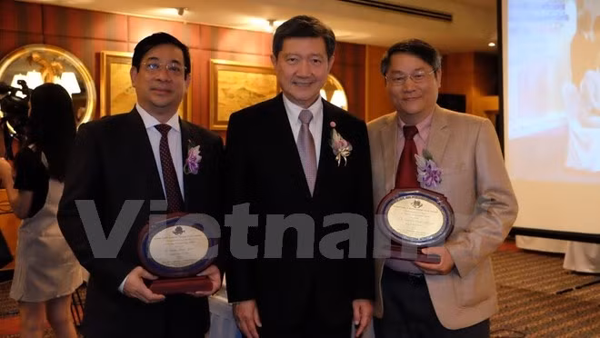 Une université thaïlandaise honore deux Vietnamiens ảnh 1