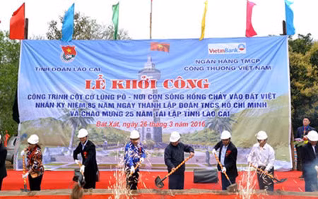 Mise en chantier de la tour du drapeau Lung Pô ảnh 1