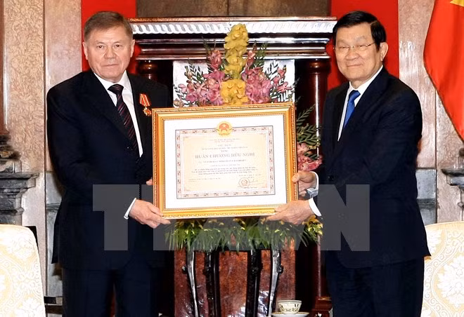 Le président de la Cour suprême russe décoré par Truong Tan Sang ảnh 1