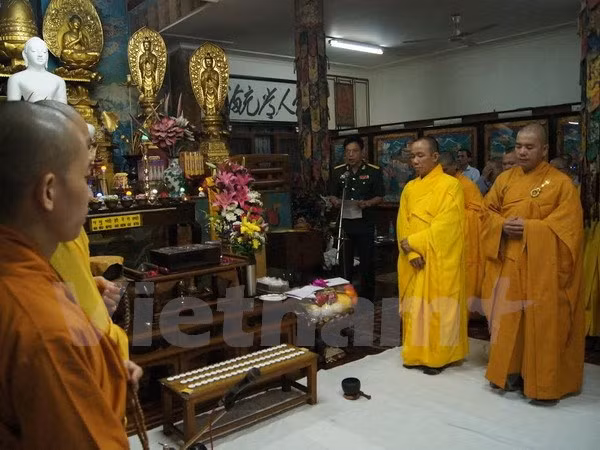 Hommage aux héros vietnamiens morts pour la Patrie au Laos, en Inde et R. Tchèque ảnh 2