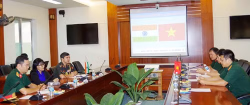 Des diplomates indiens en visite à l’Université des télécommunications ảnh 1