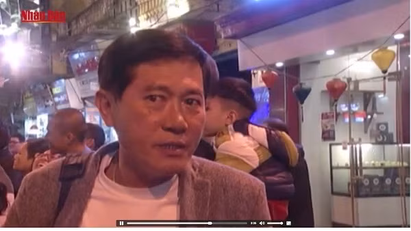 Du "hat van" interprété dans le vieux quartier de Hanoi ảnh 2