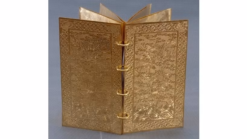 Exposition de livres en métal de la dynastie des Nguyên ảnh 1