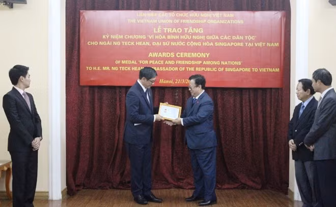 L’ambassadeur de Singapour au Vietnam à l’honneur ảnh 1