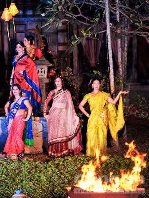 L’ao dài et le sari, vedettes d’un défilé de mode à Ho Chi Minh-Ville ảnh 1