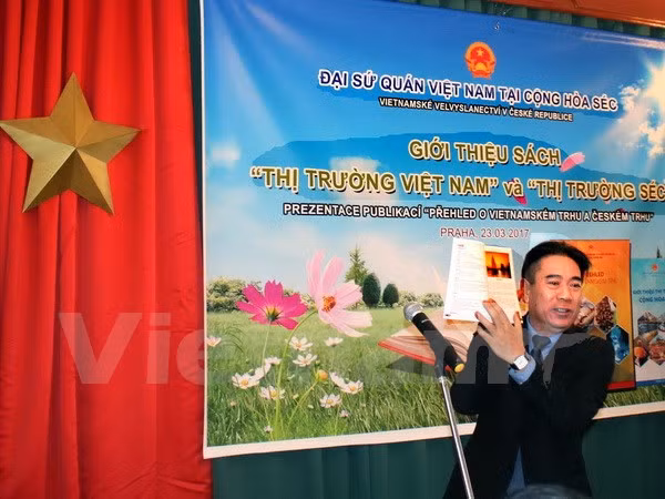 Publication d’un livre sur le marché vietnamien en R. tchèque ảnh 1