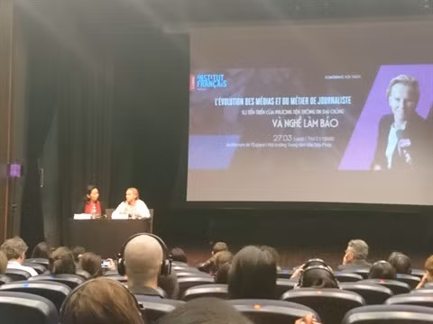 Christine Ockrent et l’évolution des médias et du métier de journaliste ảnh 2