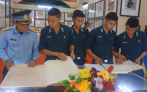 Exposition sur Hoàng Sa et Truong Sa dans le district insulaire de Bach Long Vi ảnh 1