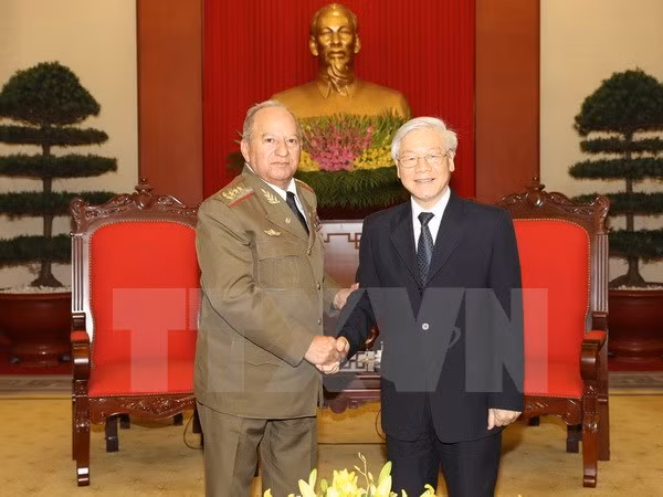 Des dirigeants reçoivent le ministre cubain des Forces armées ảnh 1