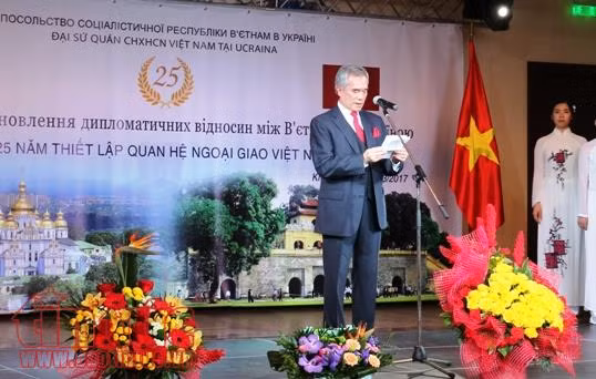 Célébration des 25 ans de l'établissement des relations diplomatiques Vietnam-Ukraine ảnh 1