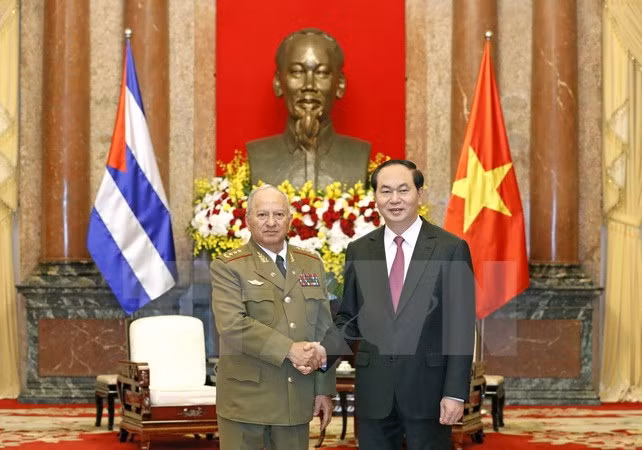 Des dirigeants reçoivent le ministre cubain des Forces armées ảnh 2