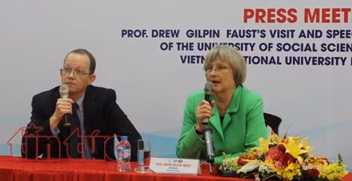 La présidente de Havard rencontre les étudiants de l'Université nationale de Ho Chi Minh-Ville ảnh 1