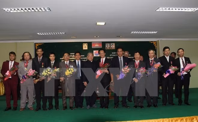 Le Cambodge offre des distinctions honorifiques aux diplomates et aux journalistes vietnamiens ảnh 1