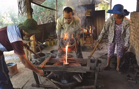 Les fondeurs de bronze de Phuoc Kiêu gardent la flamme ảnh 3