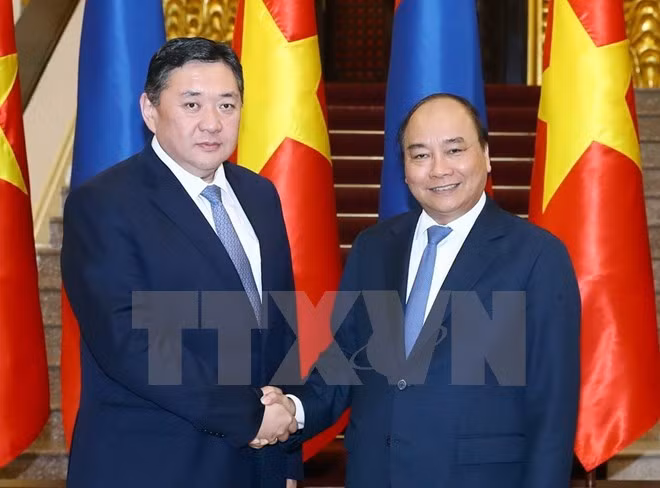 Le PM Nguyen Xuan Phuc reçoit le président du Grand Khoural d'État de la Mongolie ảnh 1