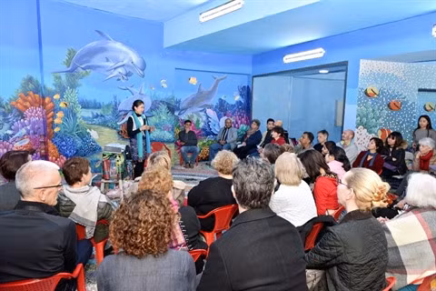 Les premiers touristes étrangers au palais des glaces du parc Thông Nhât en 2018 ảnh 1