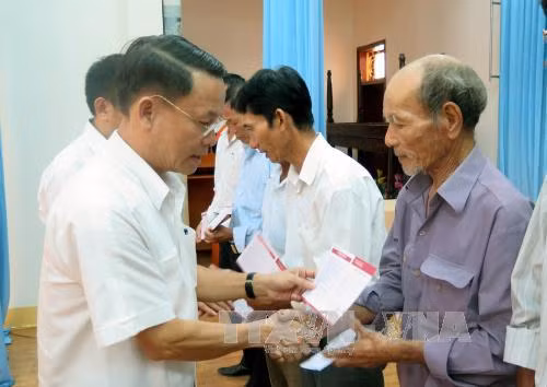 La VNA offre des cadeaux aux familles méritantes de Quang Tri ảnh 1