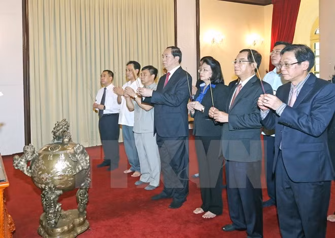 Des dirigeants vietnamiens rendent hommage au Président Ho Chi Minh ảnh 2