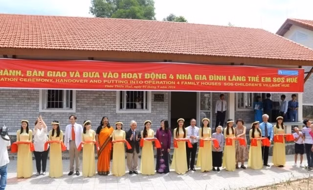 Mise en service de quatre maisons du cœur dans le Village d'enfants SOS de Huê ảnh 1