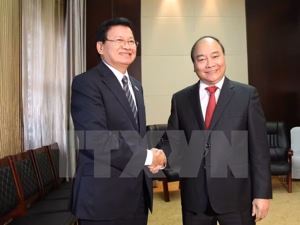 Le PM Nguyen Xuan Phuc rencontre les plus hauts dirigeants laotiens ảnh 1