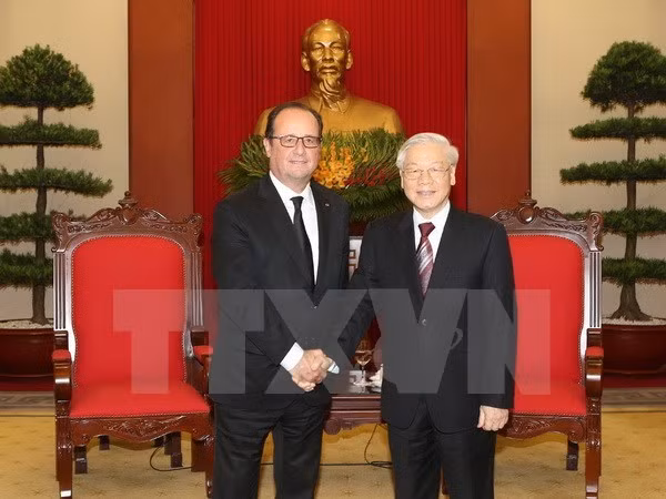 Le secrétaire général Nguyen Phu Trong reçoit le président français François Hollande ảnh 1