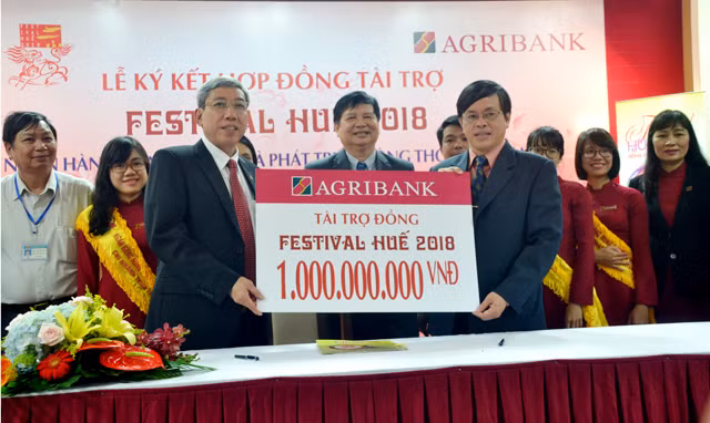 Agribank accorde un milliard de dongs pour Festival de Hue 2018 ảnh 1