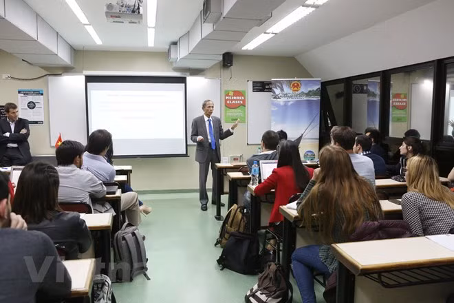 Présentation du Vietnam à des étudiants argentins ảnh 1 Présentation du Vietnam à des étudiants argentins ảnh 1