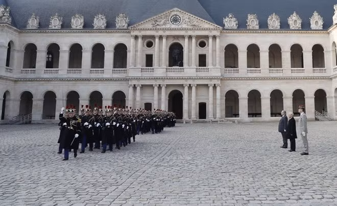 Cérémonie d’accueil du leader du PCV Nguyên Phu Trong en visite officielle en France ảnh 1