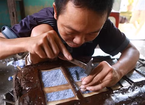 Le prestige de Dông Xâm, le village de la sculpture en argent ảnh 1