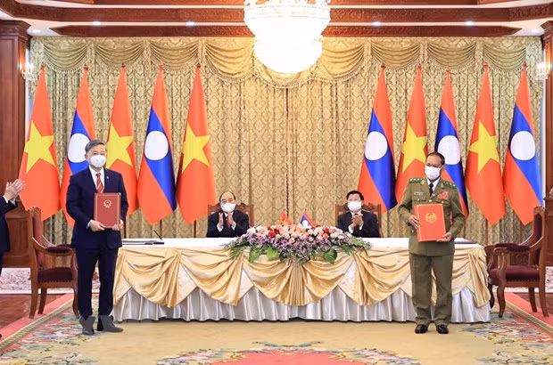 Remise de distinctions honorifiques du Vietnam au ministère de la Sécurité publique du Laos ảnh 1