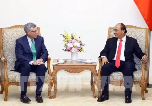 Le Premier ministre Nguyên Xuân Phuc reçoit le PDG de Visa ảnh 1