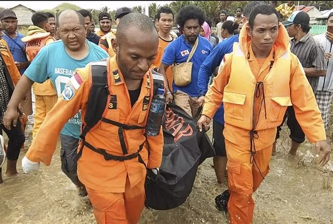 Indonésie: au moins 107 morts dans les inondations et les glissements de terrain ảnh 1