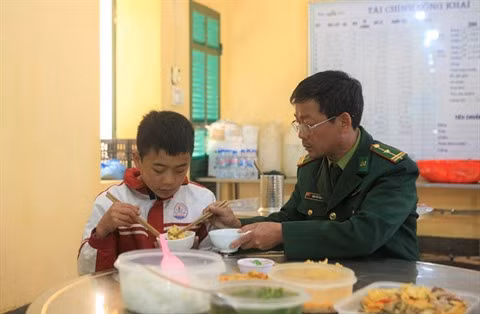 Les gardes-frontières aident les enfants pauvres à accéder à l'éducation ảnh 1