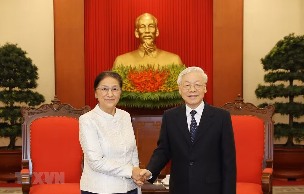 Le leader du PCV Nguyen Phu Trong reçoit la présidente de l’AN du Laos ảnh 1