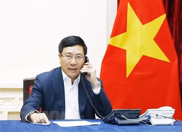 Le vice-PM et ministre des AE en conversation téléphonique avec le ministre malaisien des AE ảnh 1