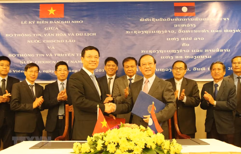 Vietnam et Laos renforcent la coopération dans l'information et des communications ảnh 1