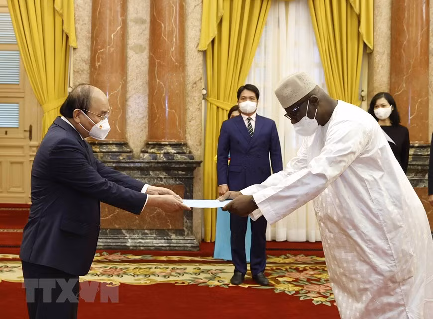Le président Nguyên Xuân Phuc reçoit cinq ambassadeurs étrangers ảnh 2