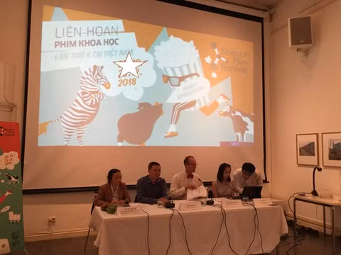  Le 8e Festival du film scientifique au menu des collégiens vietnamiens ảnh 1
