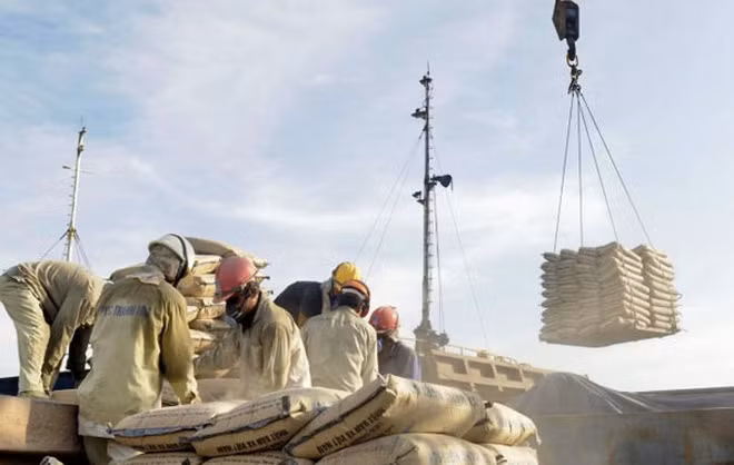 Exportations de plus de 6,7 millions de tonnes de ciment et de clinker ảnh 1