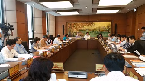 Les députés discutent de l’élaboration de lois et d'ordonnances, et de supervision de l’AN ảnh 1