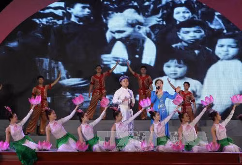 Activités célébrant le 127ème anniversaire du président Ho Chi Minh ảnh 1