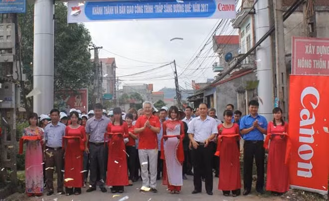 Canon Vietnam illumine des routes rurales dans la province de Bac Giang ảnh 1
