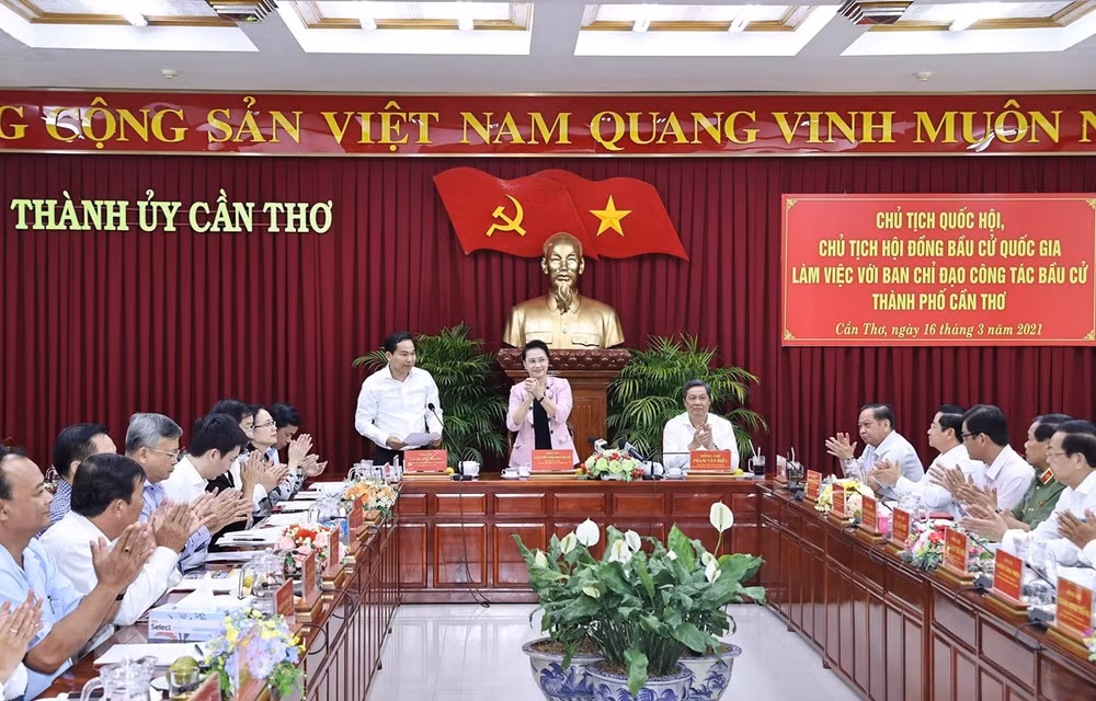 La présidente de l’AN Nguyen Thi Kim Ngan travaille avec les dirigeants de Can Tho ảnh 2