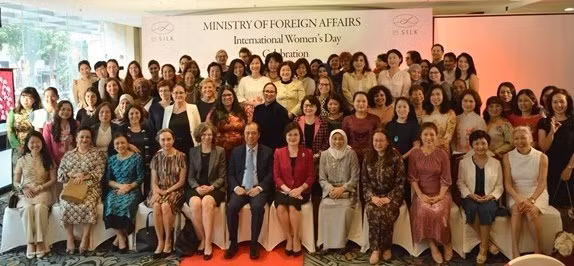 Le ministère des Affaires étrangères rencontre des femmes diplomates ảnh 1