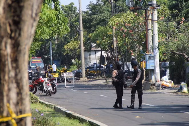Indonésie : une série d’attaques à la bombe dans la ville de Surabaya ảnh 1