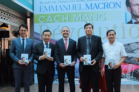 Le livre "Révolution" du président français Emmanuel Macron traduit en vietnamien ảnh 1