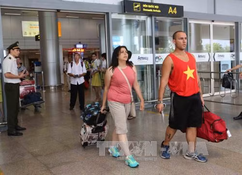 Les premiers touristes étrangers de l’année du Coq 2017 à Da Nang ảnh 1 Les premiers touristes étrangers de l’année du Coq 2017 à Da Nang ảnh 1