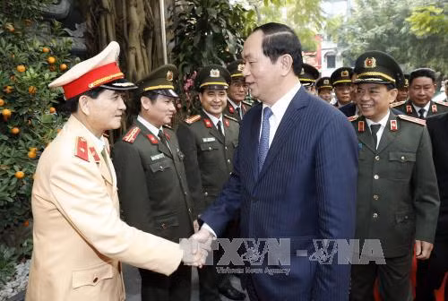 Trân Dai Quang présente ses vœux du Têt à des cadres et des policiers de la circulation de Hanoi ảnh 1