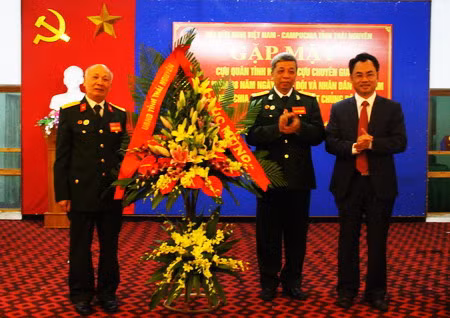 Rencontre en l’honneur du 38e anniversaire de la victoire sur le régime de Pol Pot ảnh 1